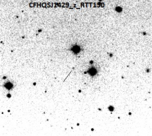 Изображение квазара CFHQS в видимом диапазоне, полученное телескопом РТТ-150. 150 (положение квазара указано длинной косой чертой)